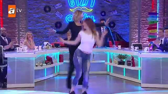Esra erol, canli yayinda kolbasti yapti! Esra erol, canli yayinda kolbasti yapti!