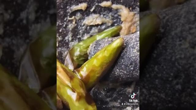 How to make molcajete salsa with an air fryer How to make molcajete salsa with an air fryer