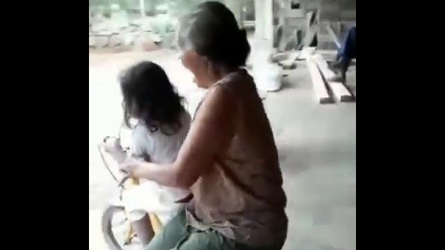 Nenek dan cucu naik sepeda (kasian jatuh) Nenek dan cucu naik sepeda (kasian jatuh)