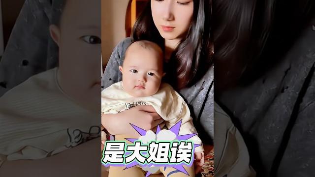 中俄家庭姐姐抱着闹腾的弟弟 中俄家庭姐姐抱着闹腾的弟弟