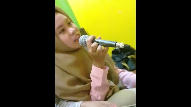 Cewek cantik karaoke Cewek cantik karaoke