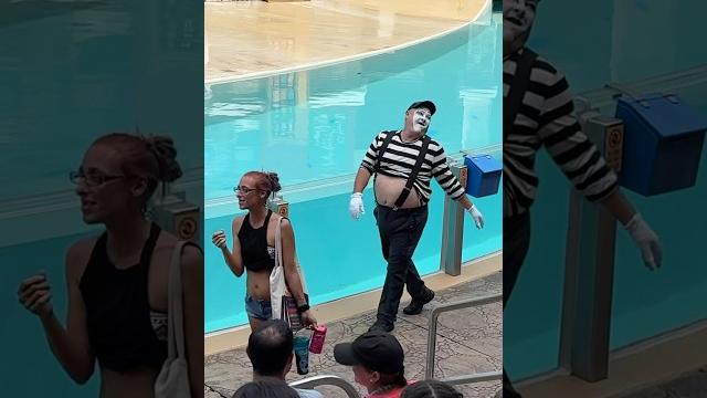 You ever get that feeling someone’s behind you? tom mime seaworld #seaworldmime #funny #shorts You ever get that feeling someone’s behind you? tom mime seaworld #seaworldmime #funny #shorts