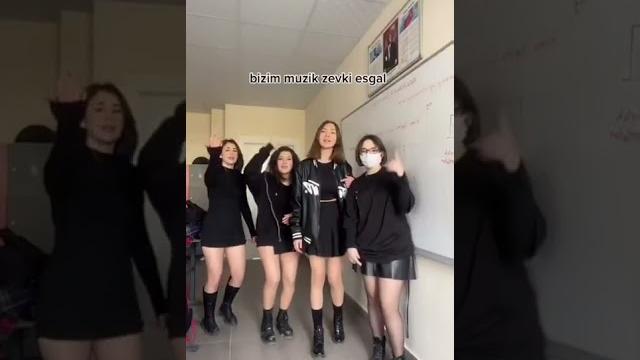 Tiktok çeken liseli kızlar Tiktok çeken liseli kızlar
