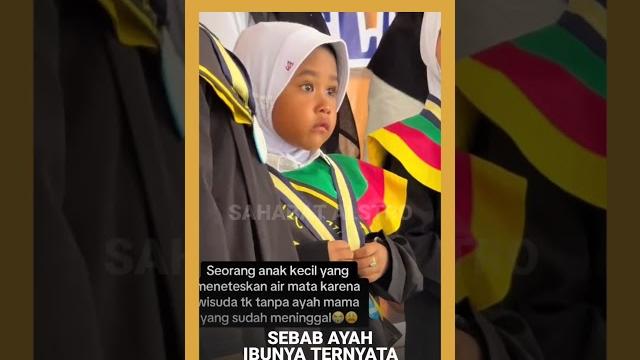 Seorang bocah menangis di acara wisudanya, ayah ibunya gak datang karena sudah tiada Seorang bocah menangis di acara wisudanya, ayah ibunya gak datang karena sudah tiada