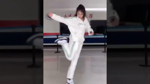 美女這腳法神啦! 美女這腳法神啦!