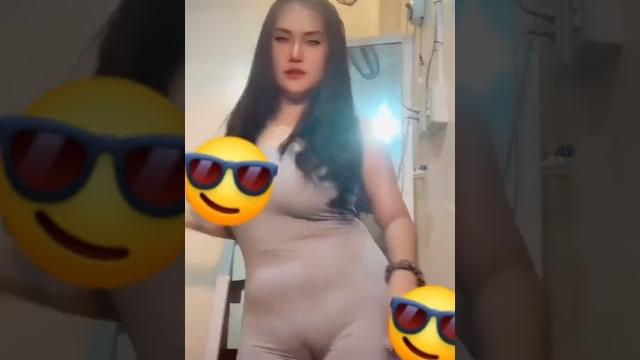 Begitu jelas belahannya,,,, tebal dan basah Begitu jelas belahannya,,,, tebal dan basah