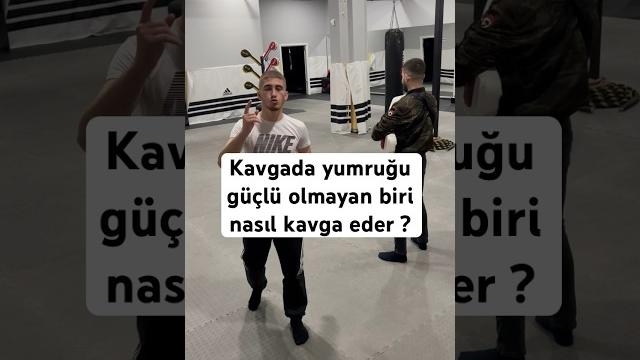 Kavgada yumruğu güçlü olmayan biri nasıl kavga eder ? #shorts Kavgada yumruğu güçlü olmayan biri nasıl kavga eder ? #shorts