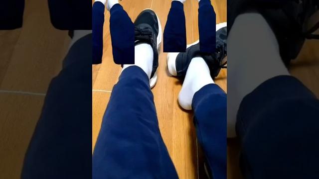 脫下運動鞋看到白棉襪 脫下運動鞋看到白棉襪