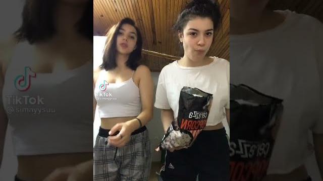 Periscope liseli türk kızları memelerini açıyor Periscope liseli türk kızları memelerini açıyor