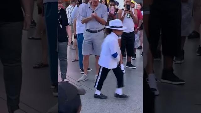 The smoothest moonwalk ever! (pls subscribe :) The smoothest moonwalk ever! (pls subscribe :)