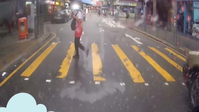 衰格系列:的士佬一見有客,燈都唔打直接cut埋嚟 tx 9443 衰格系列:的士佬一見有客,燈都唔打直接cut埋嚟 tx 9443