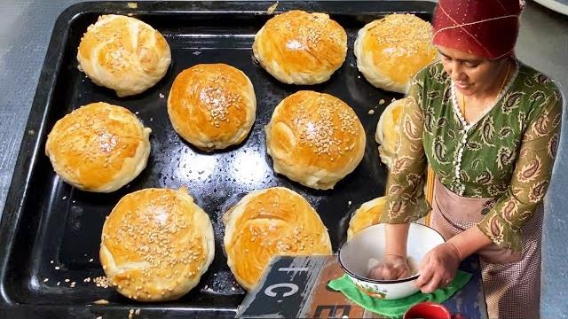 维吾尔妈妈巧手做烤包子,咬一口满满都是肉,一次一锅都不够吃【法特一家亲】 维吾尔妈妈巧手做烤包子,咬一口满满都是肉,一次一锅都不够吃【法特一家亲】