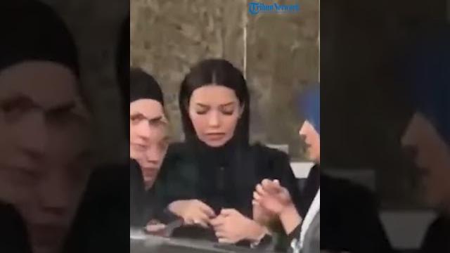 Najwa shihab tak antar jenazah suami ke pemakaman Najwa shihab tak antar jenazah suami ke pemakaman