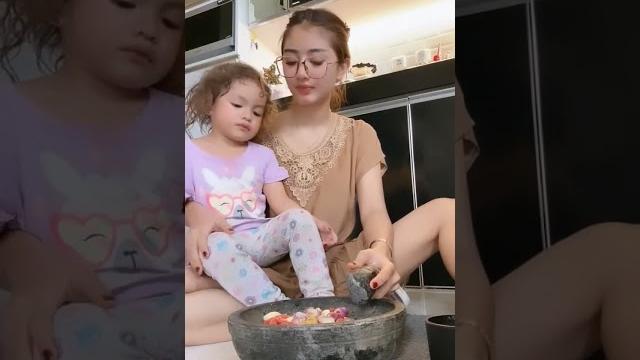 Ghea youbi , lagi belajar ngulekk Ghea youbi , lagi belajar ngulekk