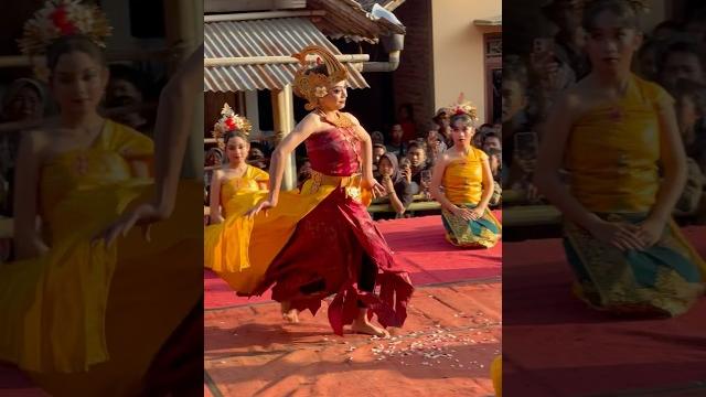 Tari bali gwsm , ada yg kenal ini siapa? Tari bali gwsm , ada yg kenal ini siapa?