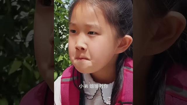 小偷捂晕小女孩妈妈进行入室抢劫,正在写作业的小女孩巧用两个橙子吓跑小偷! 小偷捂晕小女孩妈妈进行入室抢劫,正在写作业的小女孩巧用两个橙子吓跑小偷!