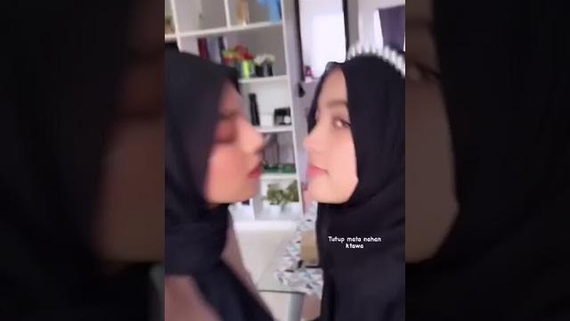 Jilbab ciuman lesbi viral Jilbab ciuman lesbi viral