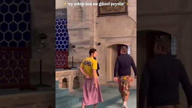 Bursa'da cami gezisine katılan erkek turistler, kadınların giymesi için bırakılan etekleri giydi. Bursa'da cami gezisine katılan erkek turistler, kadınların giymesi için bırakılan etekleri giydi.
