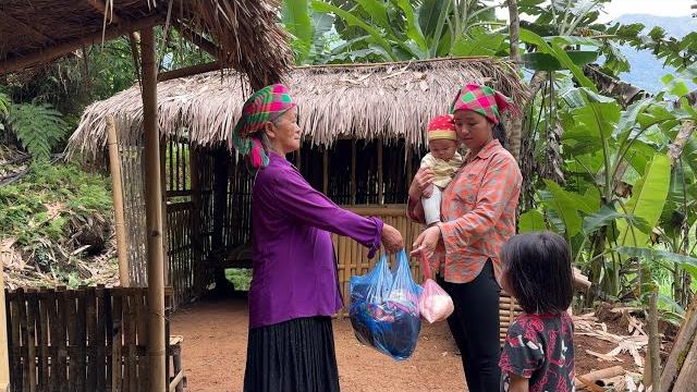 Out money,out milk,single mother thought of giving up. but old lady appeared with an unexpected gift Out money,out milk,single mother thought of giving up. but old lady appeared with an unexpected gift
