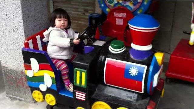 搖搖車旁的狗狗-ning at 2.2 years old 搖搖車旁的狗狗-ning at 2.2 years old