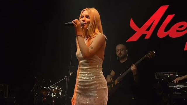 Aleyna tilki yılbaşı gecesi sahnedeydi Aleyna tilki yılbaşı gecesi sahnedeydi