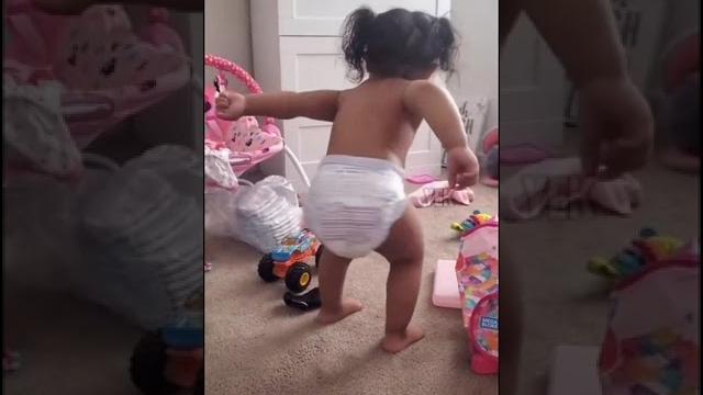 Popo sallayan bebek #shorts #baby #poposallayanbebek Popo sallayan bebek #shorts #baby #poposallayanbebek