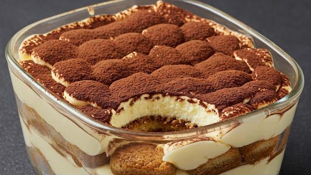 Tiramisù classico con uova. cremoso e irresistibilmente delizioso. perfetto per ogni occasione! Tiramisù classico con uova. cremoso e irresistibilmente delizioso. perfetto per ogni occasione!