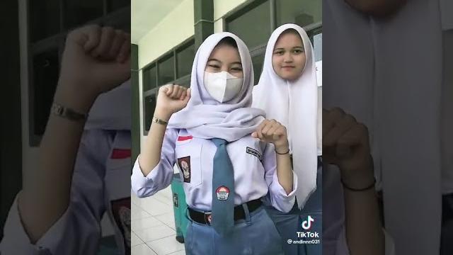 Pelajar seragam rok licin Pelajar seragam rok licin