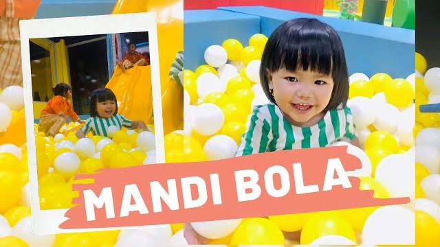 Malca mandi bola di taman bermain anak Malca mandi bola di taman bermain anak