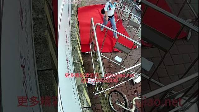 街头恶搞,无意识户外被n个妹子踩 街头恶搞,无意识户外被n个妹子踩