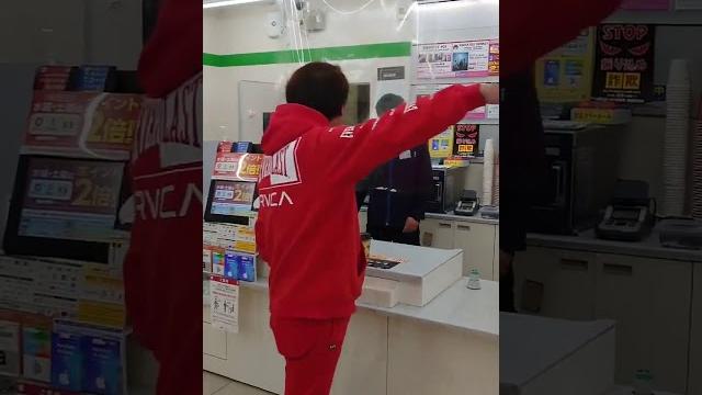 コンビニ店員、小銭を叩きつけながら客にブチ切れwwwwwwww コンビニ店員、小銭を叩きつけながら客にブチ切れwwwwwwww