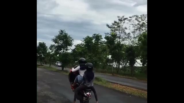 Yang lagi viral || cewek jumping motor #shorts Yang lagi viral || cewek jumping motor #shorts