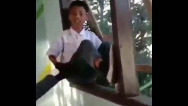 Jatuh dari gedung tinggi di tendang teman Jatuh dari gedung tinggi di tendang teman
