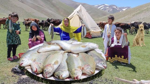 Surviving in the highest mountain of afghanistan | shepherd mother cooking trout fish in the nature Surviving in the highest mountain of afghanistan | shepherd mother cooking trout fish in the nature
