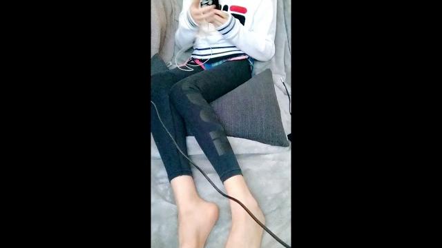 易直播 紧身裤+裸足 易直播 紧身裤+裸足