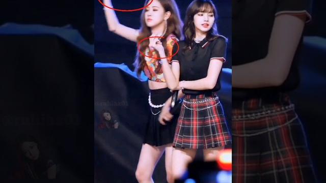 At that time lisa's fault because jennie rose and jisoo were doing the same like rose At that time lisa's fault because jennie rose and jisoo were doing the same like rose