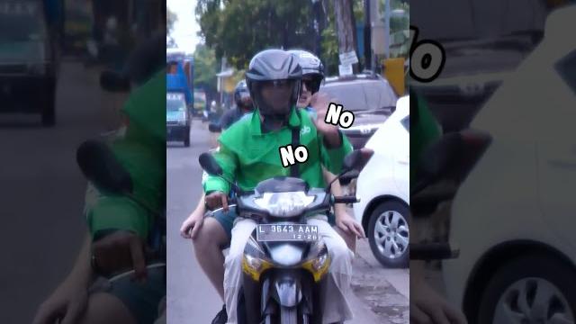 Ketika bapak ojol dapat penumpang bule. Ketika bapak ojol dapat penumpang bule.