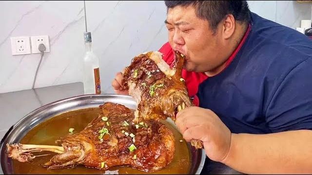 买个大羊腿,胖哥整条红烧着吃,一口酒一口肉,抱着啃太爽了!【胖猴仔】 买个大羊腿,胖哥整条红烧着吃,一口酒一口肉,抱着啃太爽了!【胖猴仔】
