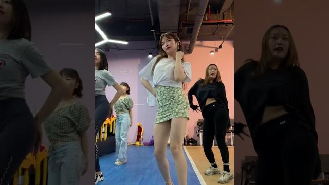 深圳美女舞蹈欢欢老師训练课。 深圳美女舞蹈欢欢老師训练课。