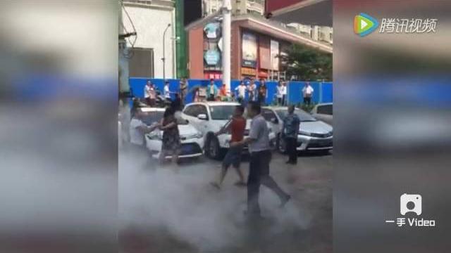 实拍南宁城管与女子当街厮打衣服险被扒光 实拍南宁城管与女子当街厮打衣服险被扒光