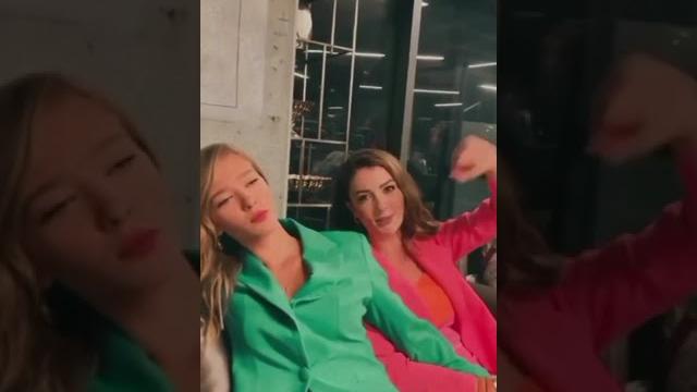 Burcu özberk'le melisa döngel'in sette sıra beklerken #burcuözberk #melisadöngel #magazin Burcu özberk'le melisa döngel'in sette sıra beklerken #burcuözberk #melisadöngel #magazin