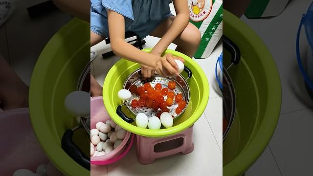Salted egg yolk tip: remove yolks whole for easier dumpling wrapping and better taste and appearance Salted egg yolk tip: remove yolks whole for easier dumpling wrapping and better taste and appearance