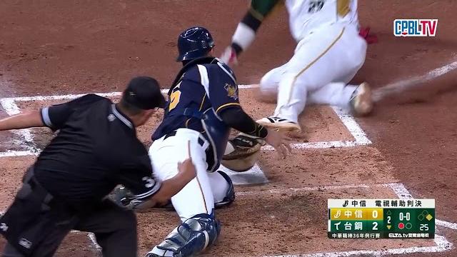 06/17 中信 vs 台鋼 二局下,顏郁軒敲出一軍生涯首安帶有一分打點,台鋼2:0領先中信 06/17 中信 vs 台鋼 二局下,顏郁軒敲出一軍生涯首安帶有一分打點,台鋼2:0領先中信