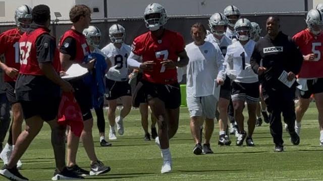 Geno smith hits timing passes to brock bowers, jakobi meyers & raider skill players at otas Geno smith hits timing passes to brock bowers, jakobi meyers & raider skill players at otas