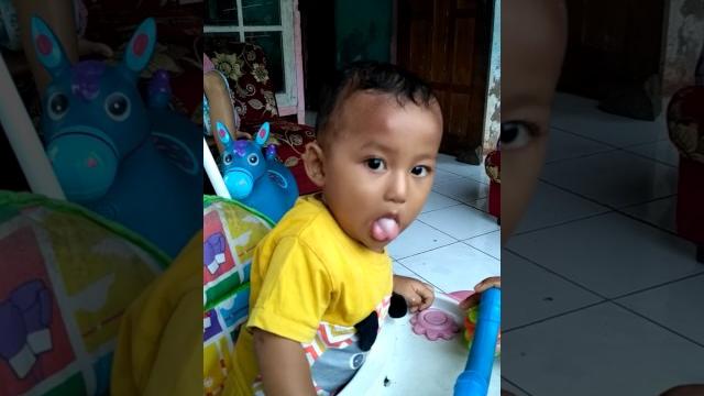 Idan pamer lidah... Idan pamer lidah...