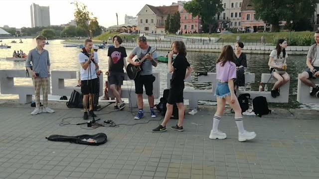 Уличные музыканты в минске на набережной на немиге исполнили песню выхода нет группы сплин Уличные музыканты в минске на набережной на немиге исполнили песню выхода нет группы сплин
