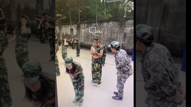 腹黑教官的甜蜜惩罚之麻辣男兵哪里逃!#搞笑#尴尬#军训#抽象#大胆地往前走吧 腹黑教官的甜蜜惩罚之麻辣男兵哪里逃!#搞笑#尴尬#军训#抽象#大胆地往前走吧