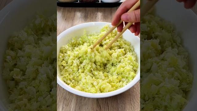 白菜猪肉馅的水饺 学会这个方法调,做出来的饺子鲜嫩多汁 还不出水 特别好吃 白菜猪肉馅的水饺 学会这个方法调,做出来的饺子鲜嫩多汁 还不出水 特别好吃