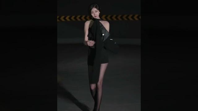 腿长就是了不起 一脚就能踢晕你 腿长就是了不起 一脚就能踢晕你