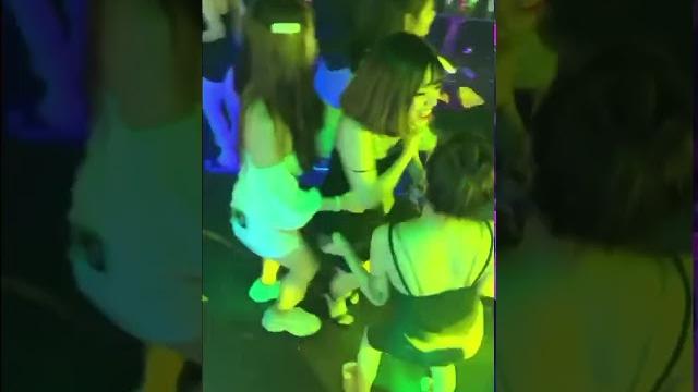 越南美眉见到我的镜头突然紧张起来 其实我只想看看她们在干什么呀 越南美眉见到我的镜头突然紧张起来 其实我只想看看她们在干什么呀